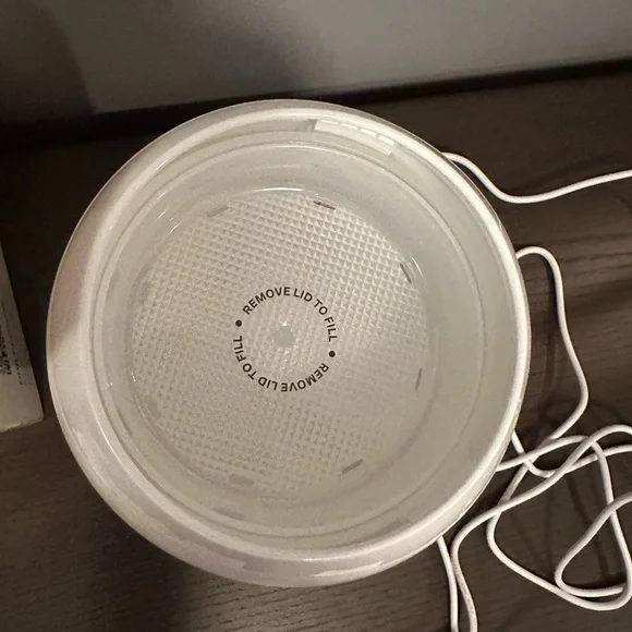 Lifelines Waves Ultrasonic Diffuser with Essential Oil EUC - Picture 4 of 10